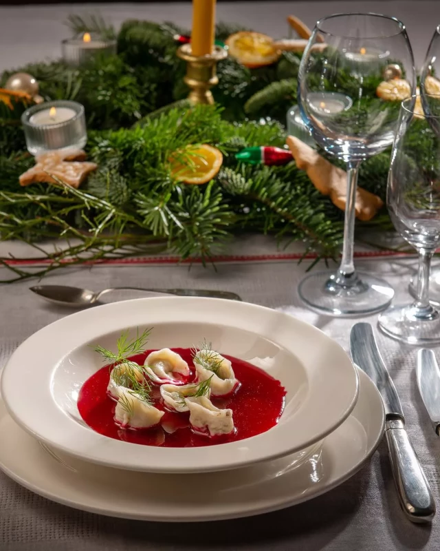 Barszcz czerwony z uszkami z kapustą i grzybami