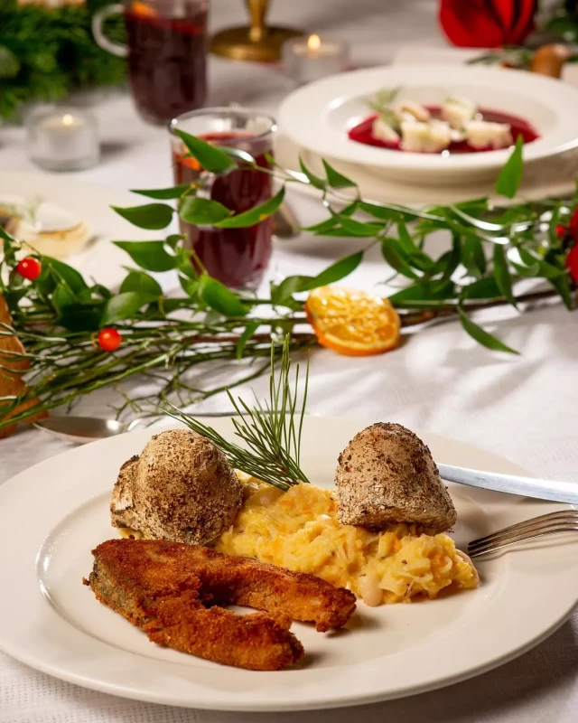 Smażone dzwonki z karpia z kapustą z grochem i ziemniakami w popiele