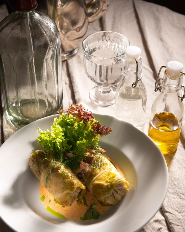 Wegańskie gołąbki z farszem grzybowym z nutką pietruszki w sosie z pieczonych warzyw i mleczka kokosowego