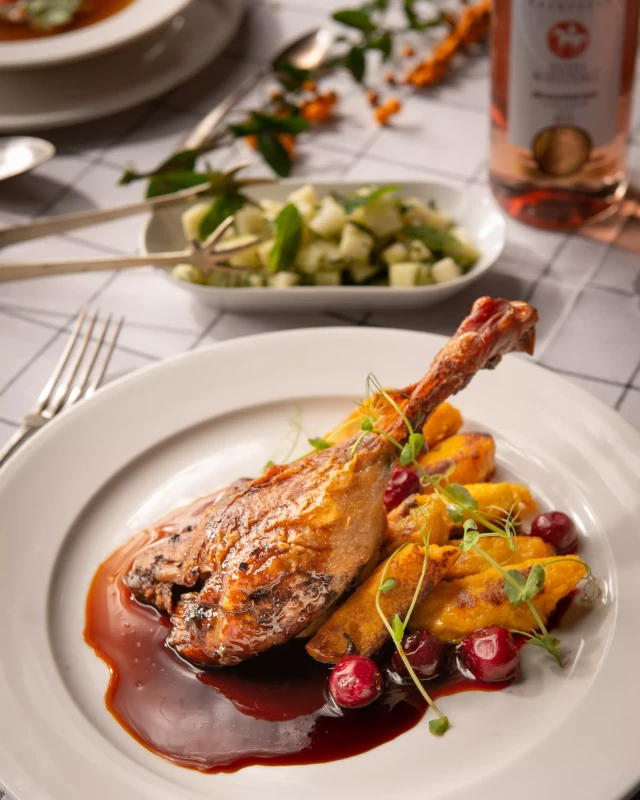 Udko z gęsi w sosie wiśniowym z kopytkami dyniowymi