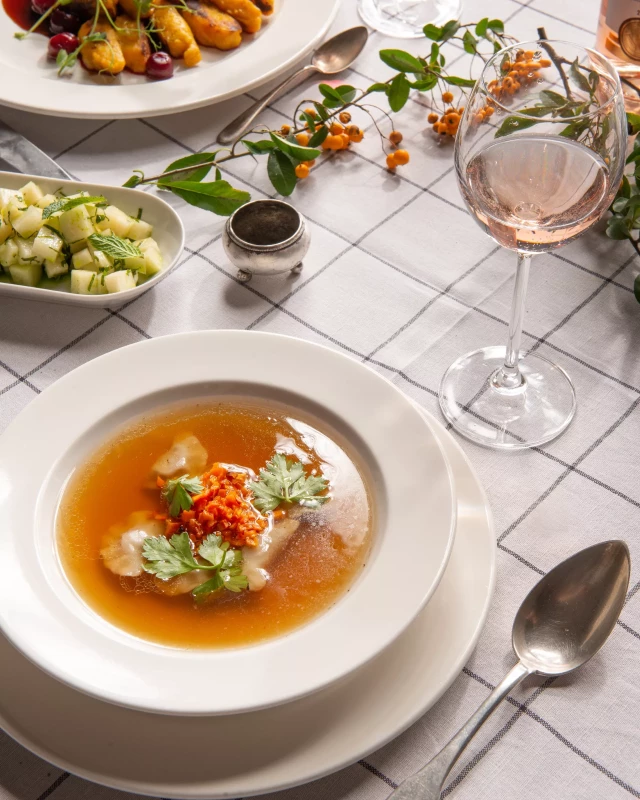 Rosół z pieczonej gęsi podawany z kołdunami