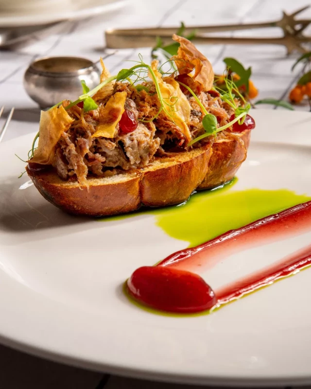 Maślana chałka z rillettes z gęsi