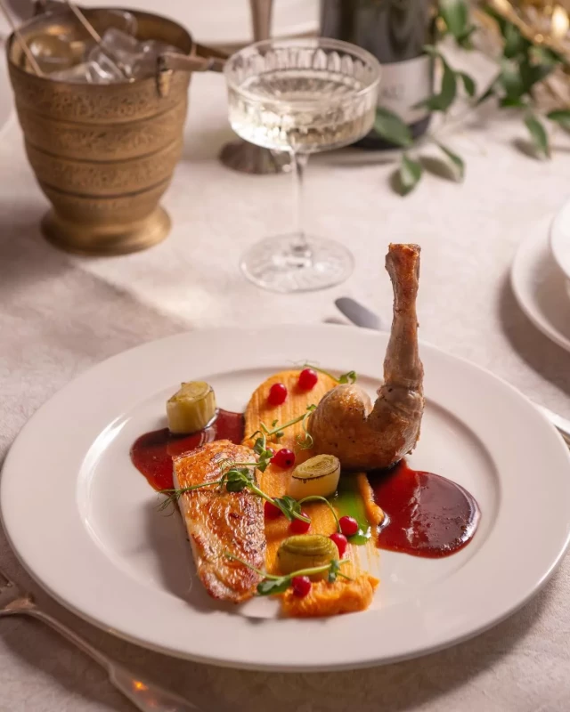 Perliczka z sosem z czerwonej porzeczki, konfitowanym porem i puré z batata