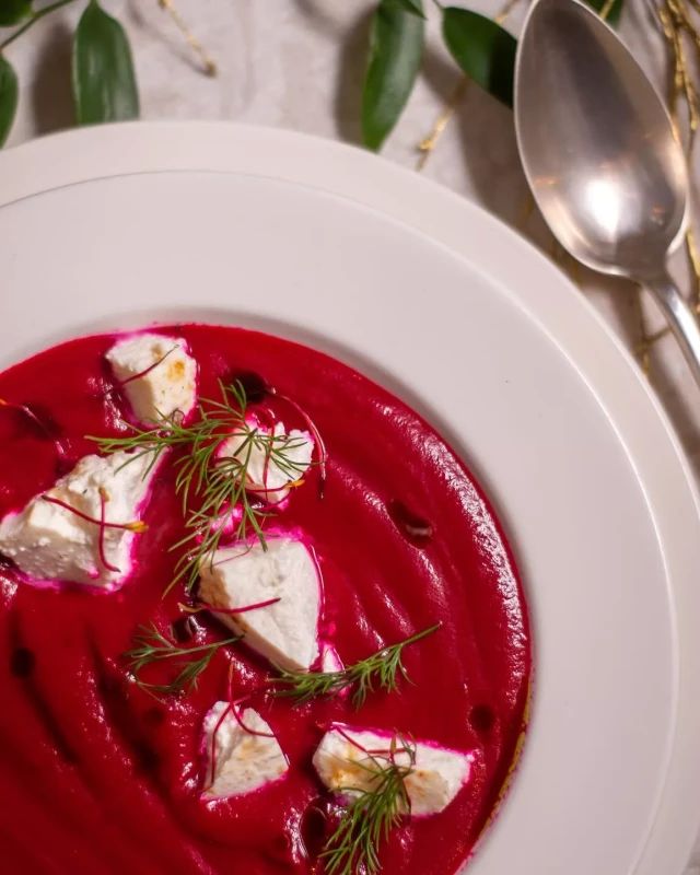 Krem z czerwonego buraka z ricottą