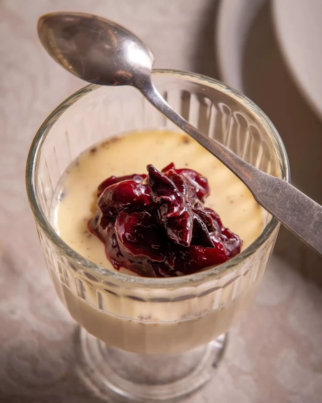 Panna cotta z białą czekoladą i dżemem z wiśni